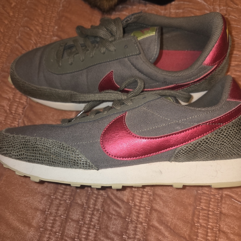 Nike Daybreak Size 11 Olive and Burgundy Sneakers- Rare HTF Colorway